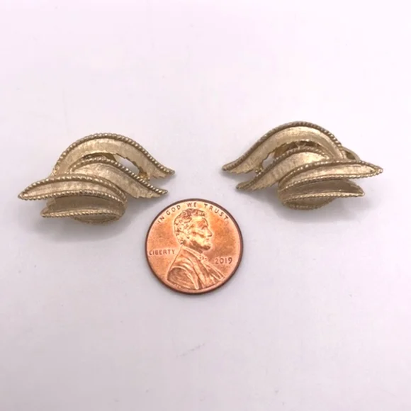 Crown Trifari Signed Vintage Brushed Gold Abstract Leaf Clip-on Earrings - Picture 9 of 9